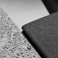 Микрофибърна кърпа SuperTowel с водоотблъскваща повърхност, идеална за лесно чистене и бързо изсушаване на повърхности.