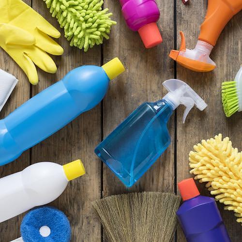 Чистота с разнообразни почистващи препарати и аксесоари, идеални за лесно чистене на дома | MamaHacker.bg
