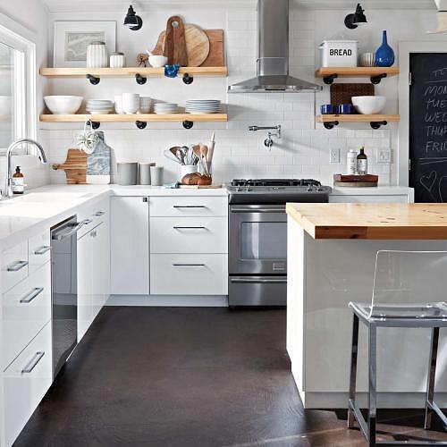 Съвременна кухня с бели шкафове, дървени рафтове и иновативни кухненски аксесоари за оптимизация на пространството | MamaHacker.bg