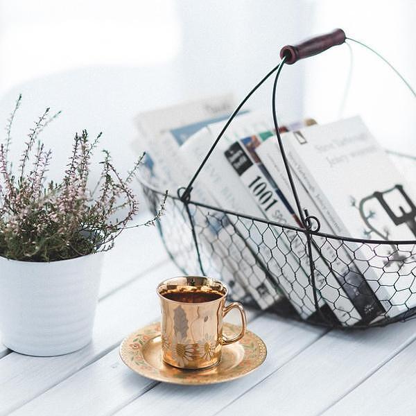 Златна чаша с чиния и кошница с книги, уютен интериор, органайзери за дома | MamaHacker.bg