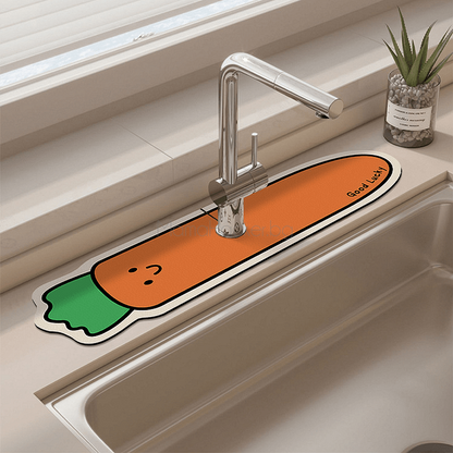 Абсорбираща подложка SinkSaver с дизайн на морков за кухня, оптимизирана за чист и организиран плот | Поръчай от MamaHacker.bg.