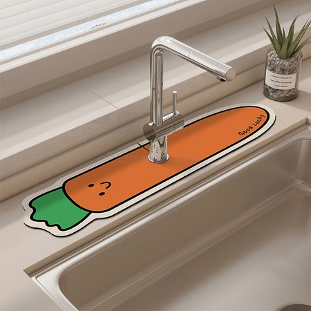 Абсорбираща подложка SinkSaver с дизайн на морков за кухня, оптимизирана за чист и организиран плот | Поръчай от MamaHacker.bg.