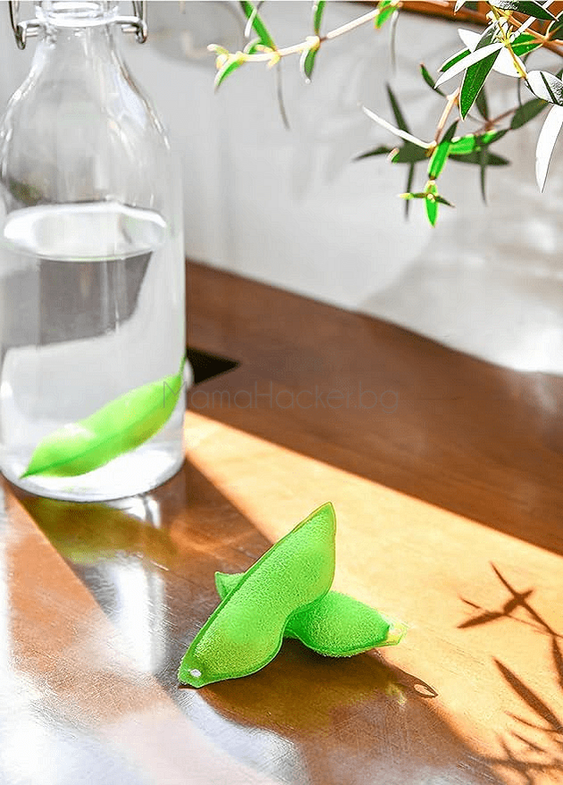 Лесна за използване гъба BeanClean в зелено на маса с вода, кухненски аксесоари, еко продукти за кухня, уникални решения за чистене.