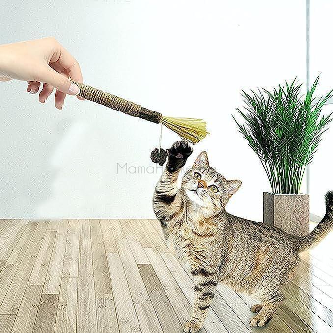 Котка играе с естествена играчка CalmKitty с котешка мента, безопасна и забавна, идеална за релаксация | Поръчай от MamaHacker.bg