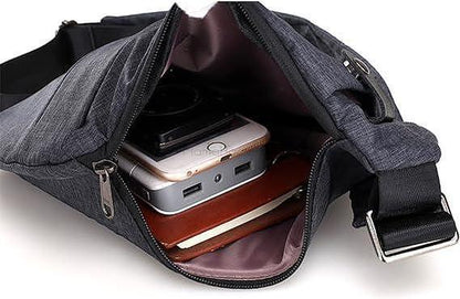 Интериор на чанта бананка EasyGo с телефони и аксесоари - стилен и функционален аксесоар, удобен за ежедневна употреба.