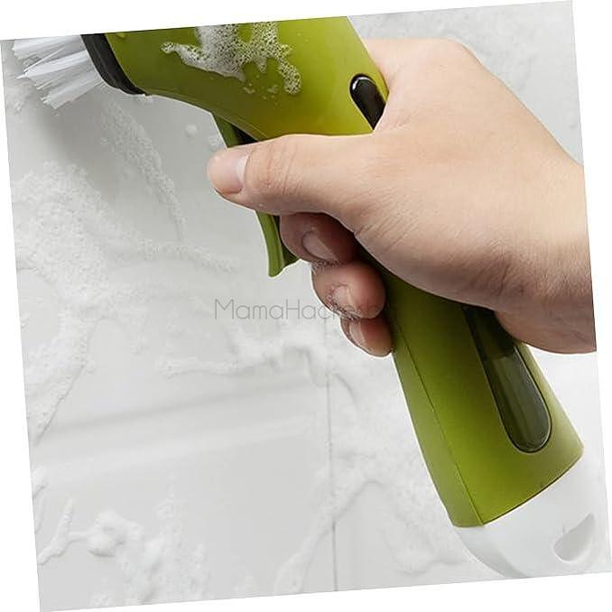 Четка GreenScrub в ръка, ефективно почистване на кухнята, удобни кухненски аксесоари, лесно чистене на замърсявания, практичен помощник.