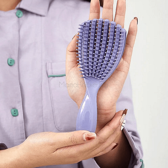 Четка за коса LuxeComb в ръка - луксозен гребен, идеален за всеки тип коса, стилен и функционален. | Поръчай от MamaHacker.bg