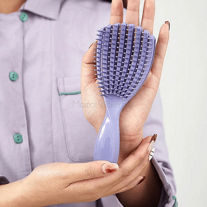 Четка за коса LuxeComb в ръка - луксозен гребен, идеален за всеки тип коса, стилен и функционален. | Поръчай от MamaHacker.bg
