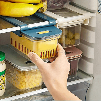 Човекът използва многофункционалната кутия ChillBox за хладилник, удобна за организация на храни, съхранение, економия на място.