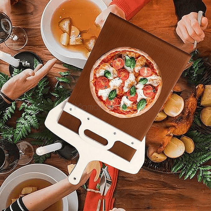 Дъска за пица PizzaPeel с вкусна пица на маса, идеална за кухненски аксесоари и готвене | Поръчай от MamaHacker.bg