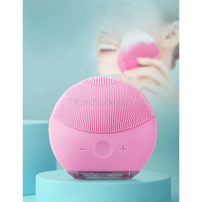 Електрическа четка SkinSaver в розово за нежно почистване на лице, ефективно премахва замърсявания и грим | Поръчай от MamaHacker.bg