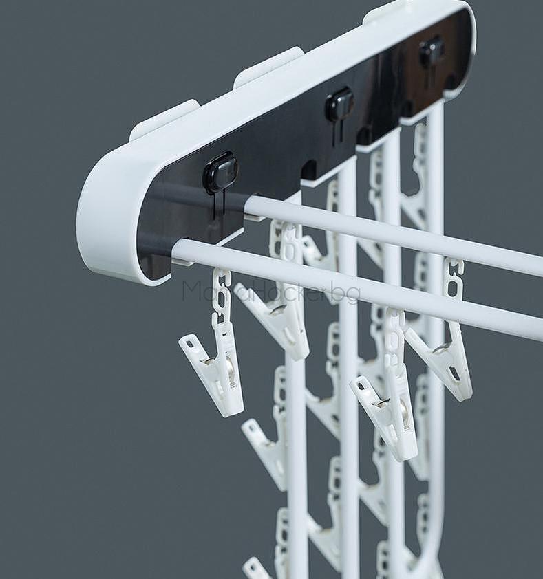 Функционална мини закачалка Clip-n-Dry с метални щипки за дрехи, компактно решение за съхранение и сушене на дрехи.