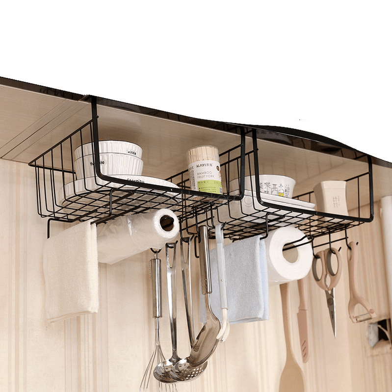 Функционална поставка Shelf Saver за шкафове за организация на кухнята с два черни органайзера за съхранение.