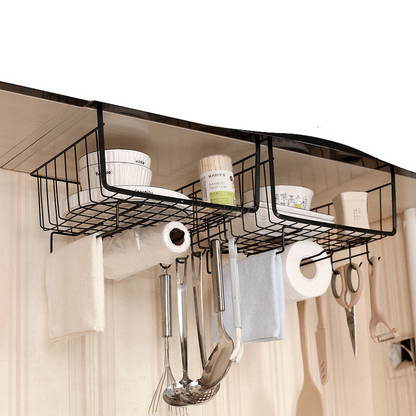 Функционална поставка Shelf Saver за шкафове за организация на кухнята с два черни органайзера за съхранение.