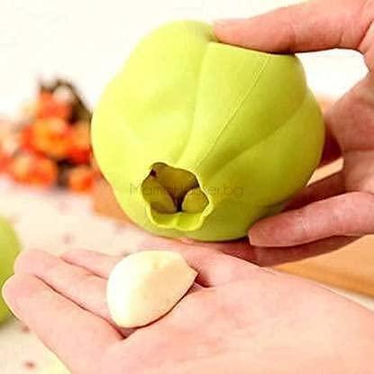 Силиконова белачка за чесън GarlicEase в ръка, лесно обелване на чесън, кухненски аксесоар, удобство, безопасност.