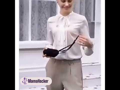 Стилна жена с компресиране на компактен чадър RainBlock, идеален аксесоар за пътуване, защитен и модерен, практичен и удобен.