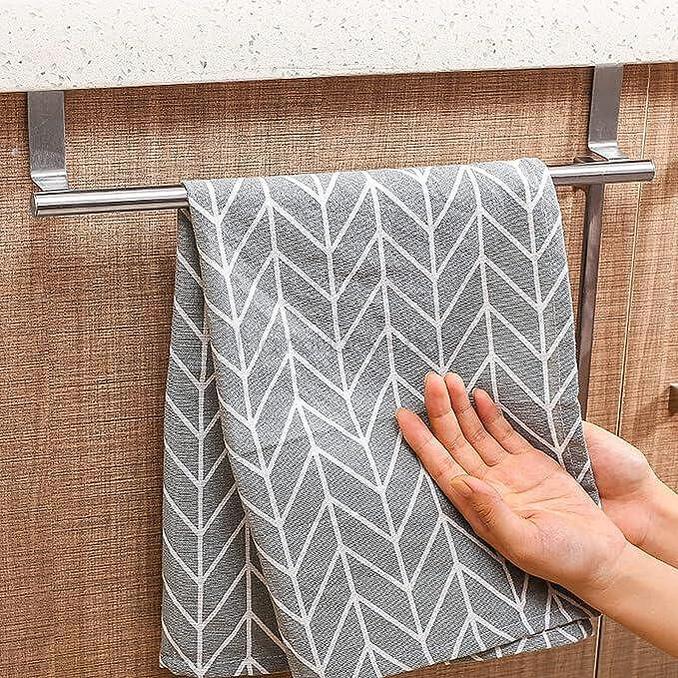 Компактна TowelRack със закачена кърпа, идеална за организация на кухнята - стилни аксесоари, ниски цени, удобство и практичност.