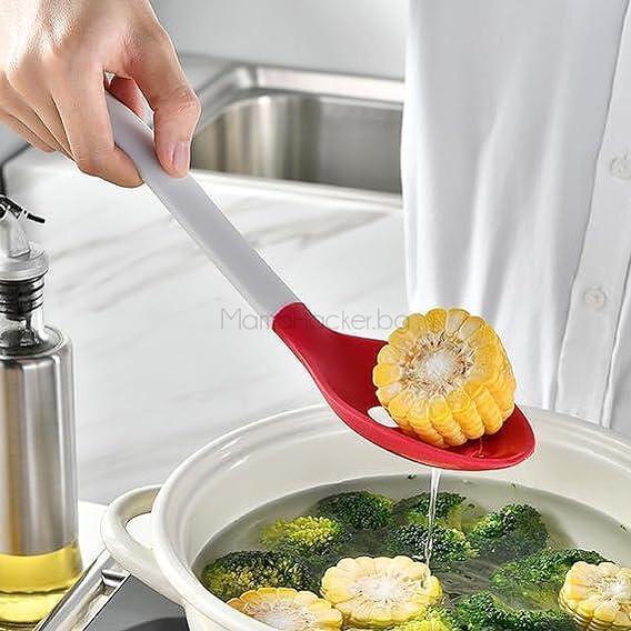 Кухненски прибор CookingEssentials в действие, идеален за готвене на зеленчуци, многофункционални силиконови уреди, безопасни и устойчиви, практичен помощник за дома.