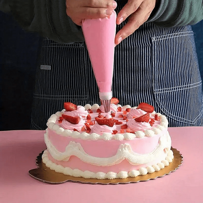 Декориране на торта с крем и ягоди с комплект за декорация от CreamCraft - професионални кухненски аксесоари, натурални съставки.