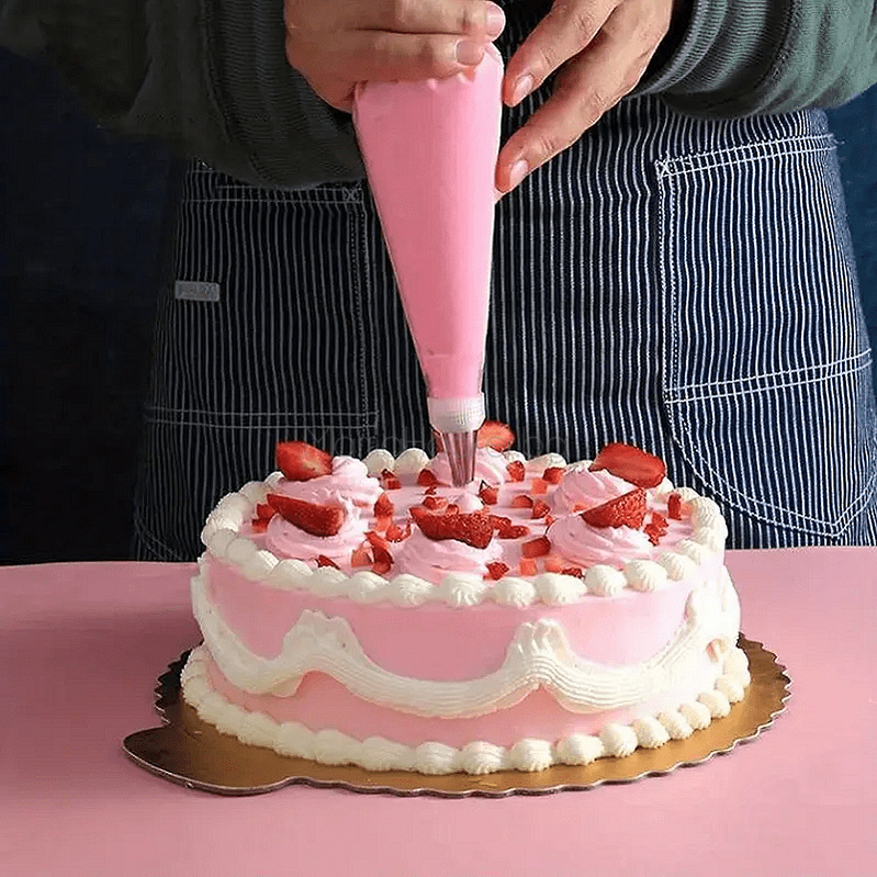 Декориране на торта с крем и ягоди с комплект за декорация от CreamCraft - професионални кухненски аксесоари, натурални съставки.