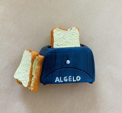 Креативна фигурка на тостер с две филийки хляб - уникален кухненски аксесоар, забавен подарък за дома.