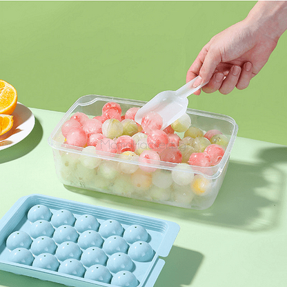 Кутия за кръгли ледени кубчета от IceBalls с удобна лъжица - идеални кухненски аксесоари за освежаващи напитки и подаръци.