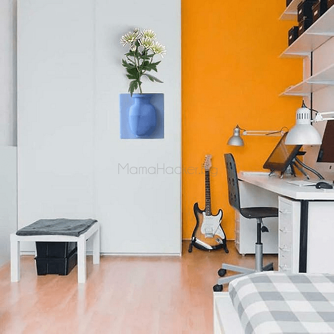 Лепкава ваза StickyVase с цветя в синьо, стилен декор за дома, идеи за украса, функционални аксесоари, елегантно решение.