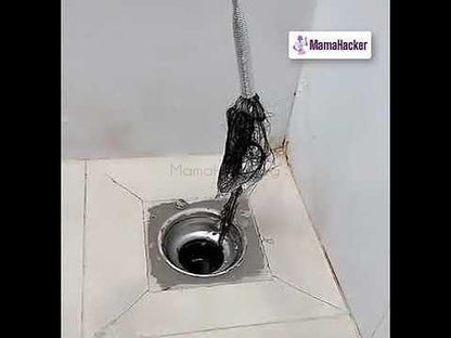 Метална кука DrainCleaner в действие, отпушваща канал с косми и замърсявания. Идеален инструмент за лесно чистене на канали.