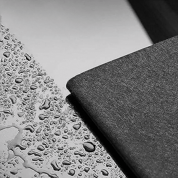 Микрофибърна кърпа SuperTowel с водоотблъскваща повърхност, идеална за лесно чистене и бързо изсушаване на повърхности.
