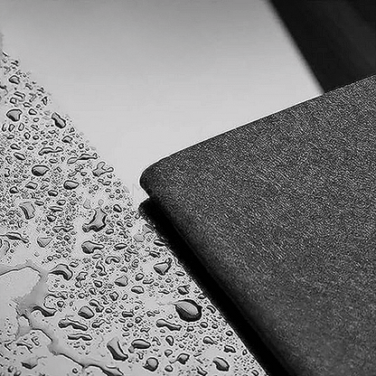 Микрофибърна кърпа SuperTowel с водоотблъскваща повърхност, идеална за лесно чистене и бързо изсушаване на повърхности.