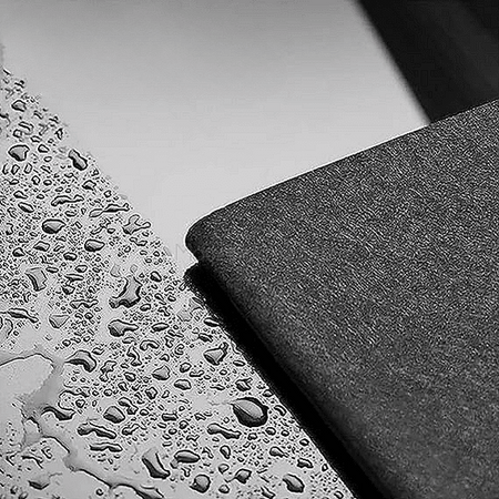Микрофибърна кърпа SuperTowel с водоотблъскваща повърхност, идеална за лесно чистене и бързо изсушаване на повърхности.