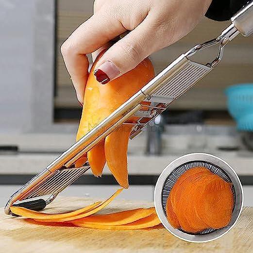 Мултифункционално ренде MultiSlicer в действие, нарязва моркови на тънки резенчета, кухненски аксесоар за готвене, лесно рязане, икономия на време.