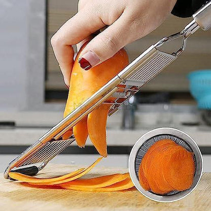 Мултифункционално ренде MultiSlicer в действие, нарязва моркови на тънки резенчета, кухненски аксесоар за готвене, лесно рязане, икономия на време.