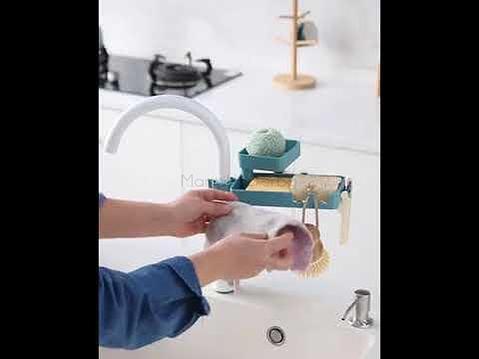 Органайзер за мивка DishMaster в употреба, практичен кухненски аксесоар, организация на кухненския плот, лесно чистене, удобство в кухнята.