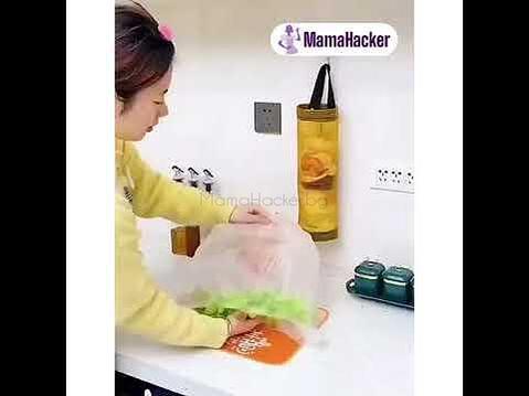 Жена използва органайзер за торби MessManager в кухнята за съхранение на хранителни продукти, удобство, организиране, аксесоари за кухня, лесно чистене