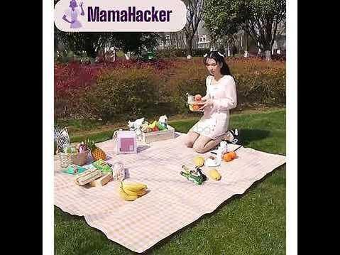 Джентълна сцена на пикник с голямо одеяло за пикник от MamaHacker, вкусни плодове, удобство на открито, весели моменти, стил.