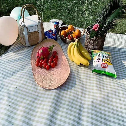 Наслада на пикник с PicnicParadise - fresh fruits, чипс и напитки на удобно голямо одеяло за пикник.