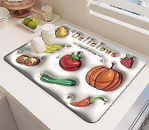 Подложка SinkMat с цветни зеленчуци и надпис 'Delicious' на кухненския плот - идеална за организация и стил.