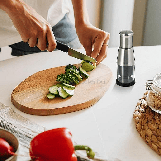 Ръчна мелачка VeggieChop в действие, нарязване на краставици, удобен кухненски инструмент, помощник за готвене, натурални и еко продукти.