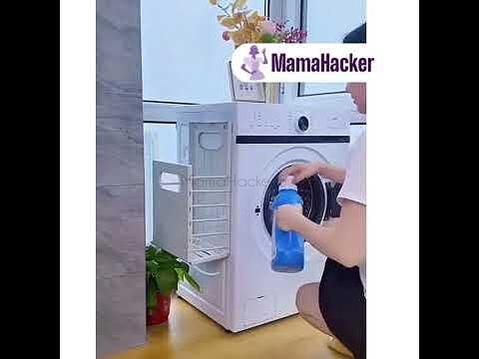 Жена добавя перилен препарат в пералня, представяща удобството на домакинството с практични аксесоари. | Поръчай от MamaHacker.bg
