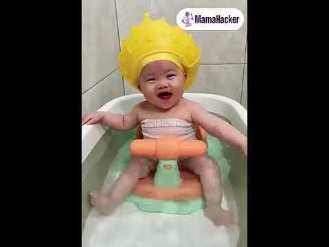 Детето се радва в банята с шапка за къпане CrownGuard, безопасност, удобство, забавление, защита на очите | Поръчай от MamaHacker.bg
