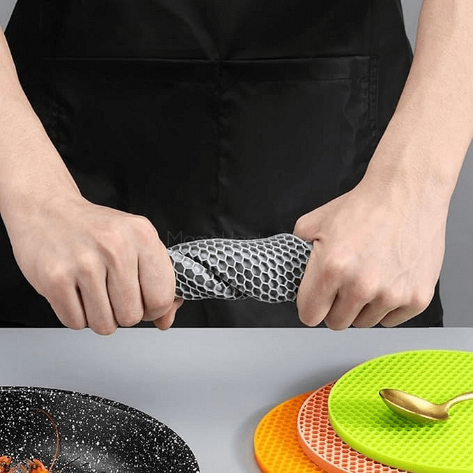 Силиконова подложка HeatNest в действие, защита за кухня, устойчиви материали, лесно почистване, безопасни за деца приспособления | Поръчай от MamaHacker.bg