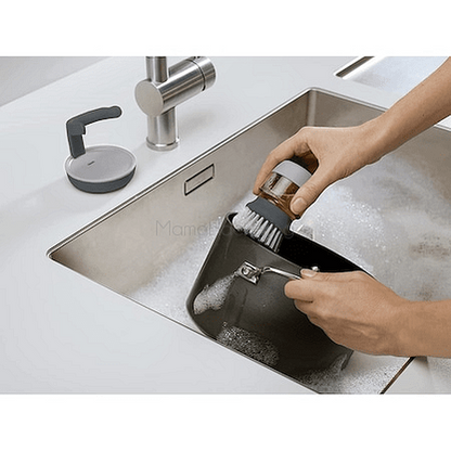 SoapMate четка с диспенсър за веро в действие, идеална за лесно и бързо почистване на кухненски съдове.