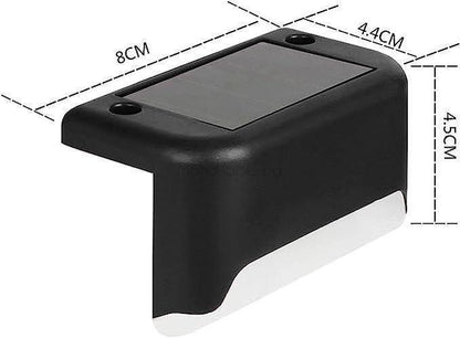 Декоративна соларна лампа SolarGlow, размери 8x4.4x4.5 см, черен цвят, подходяща за градинска декорация, енергийна ефективност.