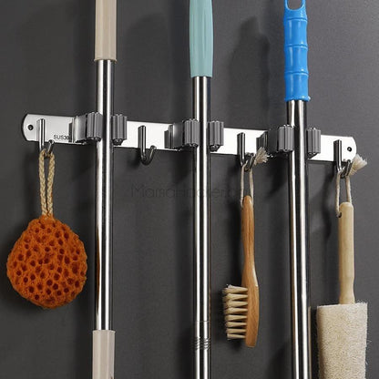 Кука за съхранение на метли и МОП с еко дизайн и устойчиви материали, идеални за организация на кухнята.