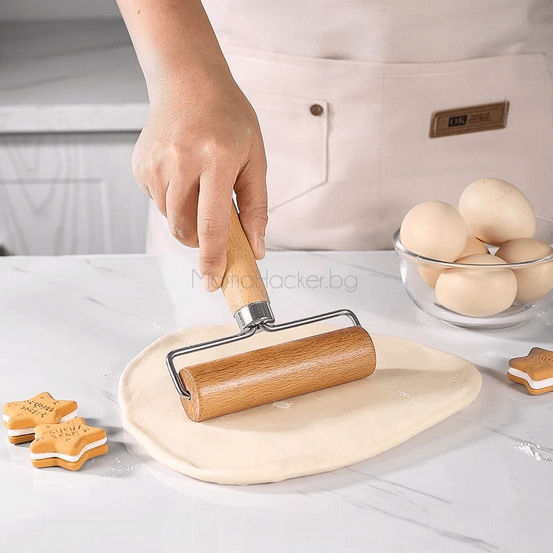 Точилка за тесто RollKing в действие, приготвяне на сладки с яйца, кухненски аксесоар, лесно готвене, удобни инструменти за печене.
