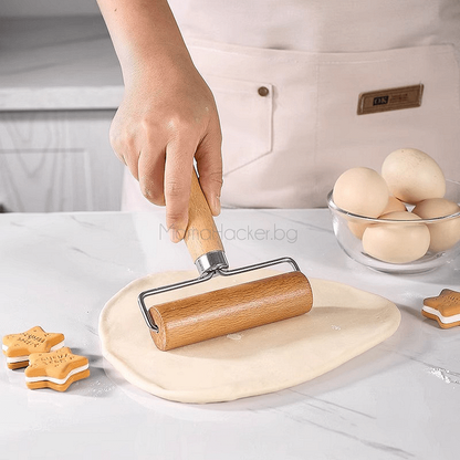 Точилка за тесто RollKing в действие, приготвяне на сладки с яйца, кухненски аксесоар, лесно готвене, удобни инструменти за печене.