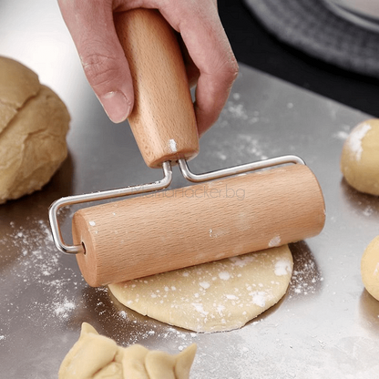 Точилка за тесто RollKing в действие, перфектно разточване на тесто, кухненски аксесоар, помощник за готвене, онлайн пазаруване на ниски цени | Поръчай от MamaHacker.bg.