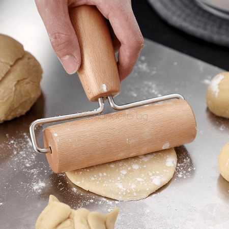 Точилка за тесто RollKing в действие, перфектно разточване на тесто, кухненски аксесоар, помощник за готвене, онлайн пазаруване на ниски цени | Поръчай от MamaHacker.bg.