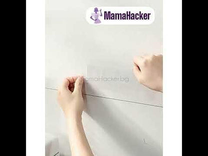 Инсталация на самозалепваща закачалка на стена от MamaHacker за удобство и организация на интериора.